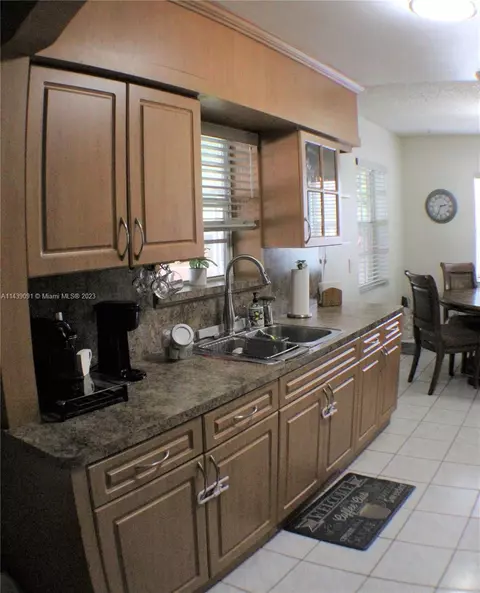 81 E 54th St, Hialeah, FL 33013 photo 4