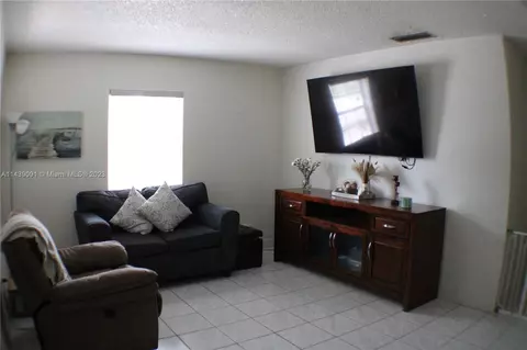 81 E 54th St, Hialeah, FL 33013 photo 2