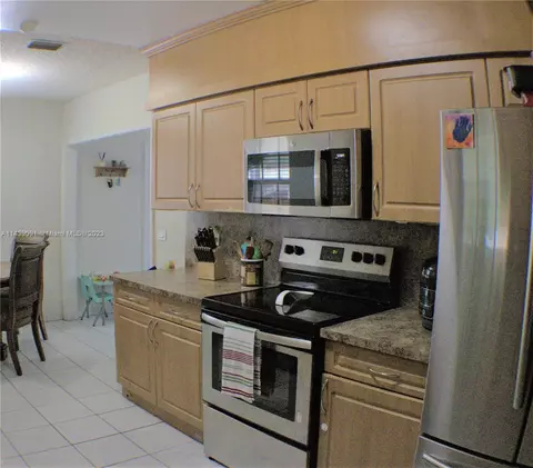 81 E 54th St, Hialeah, FL 33013 photo 3