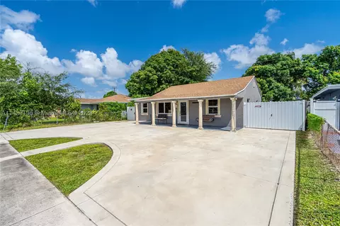 741 SE 1st St, Hialeah, FL 33010 photo 4