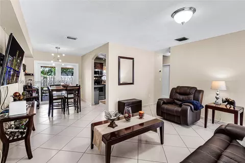 741 SE 1st St, Hialeah, FL 33010 photo 5