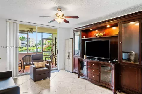 206 SE 10th St #106, Dania Beach, FL 33004