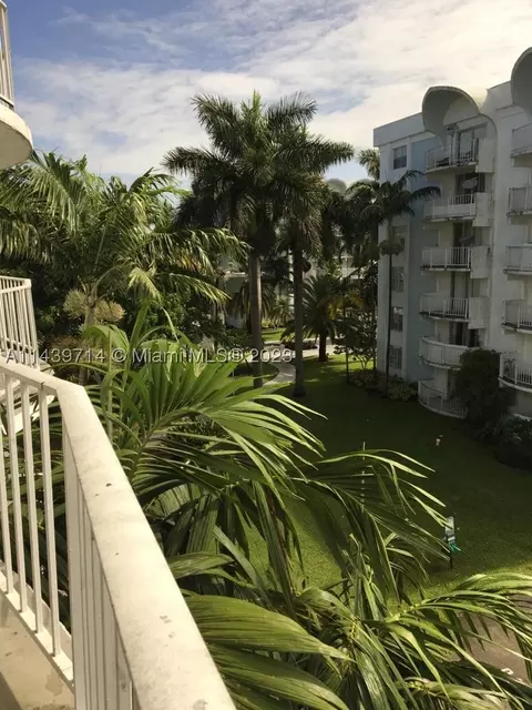 498 NW 165th St Rd #D401, Miami, FL 33169