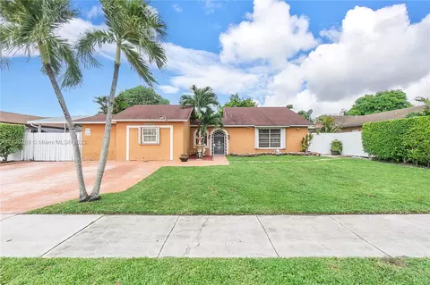19662 NW 59th Pl, Hialeah, FL 33015