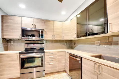 600 Parkview Dr #629, Hallandale Beach, FL 33009