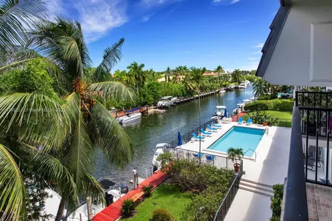 6815 Edgewater Dr #303, Coral Gables, FL 33133