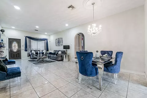 560 NW 184th Ter, Miami Gardens, FL 33169