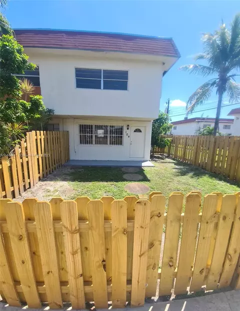 1500 NE 151st St #104, North Miami Beach, FL 33162