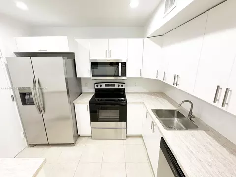 3700 NW 21st St #314, Lauderdale Lakes, FL 33311