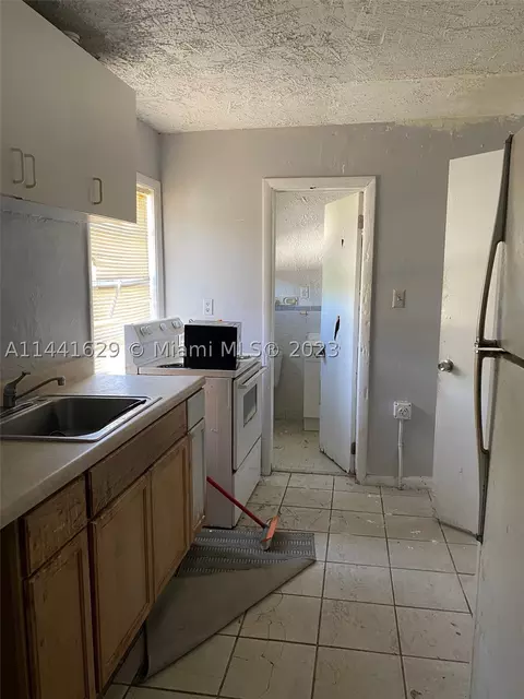 2285 W 6th Ct, Hialeah, FL 33010 photo 12