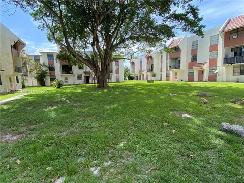 1752 NW 55th Ave #102, Lauderhill, FL 33313