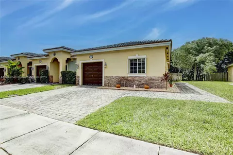 3322 NE 11th Dr, Homestead, FL 33033