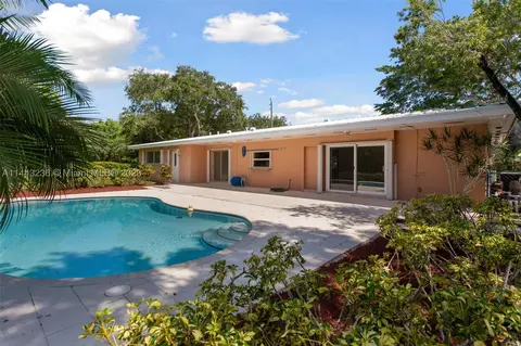8201 SW 164th St, Palmetto Bay, FL 33157