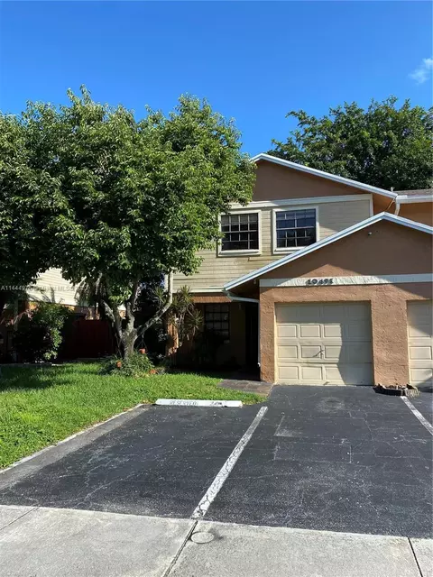 10491 NW 3rd St, Pembroke Pines, FL 33026