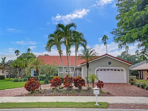 11028 Lakeview Dr, Coral Springs, FL 33071