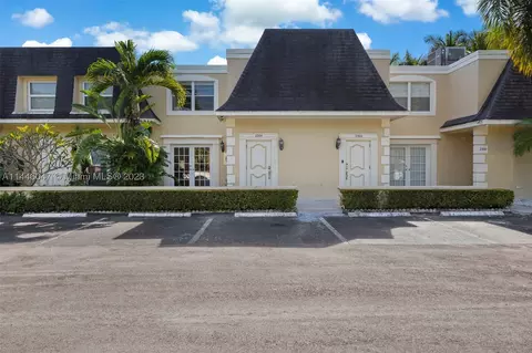 2304 NE 11th St #207, Hallandale Beach, FL 33009