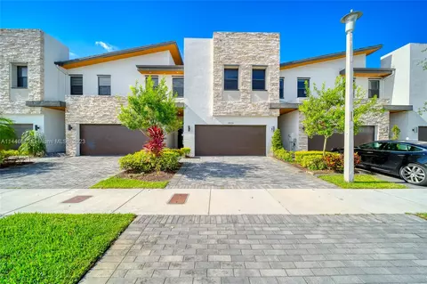 10536 NW 79th St, Doral, FL 33178
