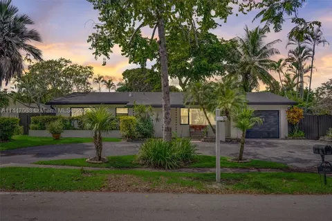 1900 NW 105th Ter, Pembroke Pines, FL 33026