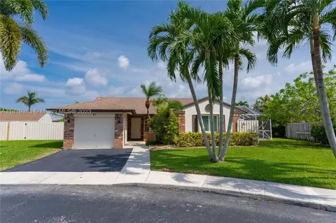 671 Green River Ln, Davie, FL 33325