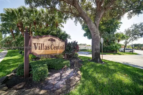 10861 N Golfview Dr, Pembroke Pines, FL 33026
