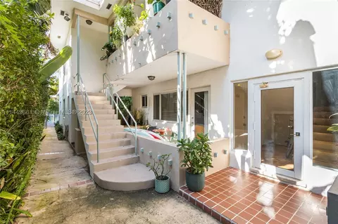 4800 Pine Tree Dr #101, Miami Beach, FL 33140