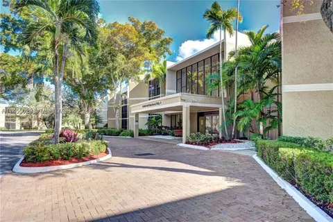 16200 Golf Club Rd #305, Weston, FL 33326
