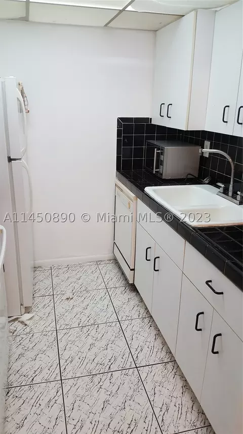 10740 N Kendall Dr #L20, Miami, FL 33176