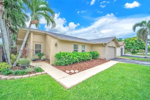 9370 NW 38th Pl, Sunrise, FL 33351