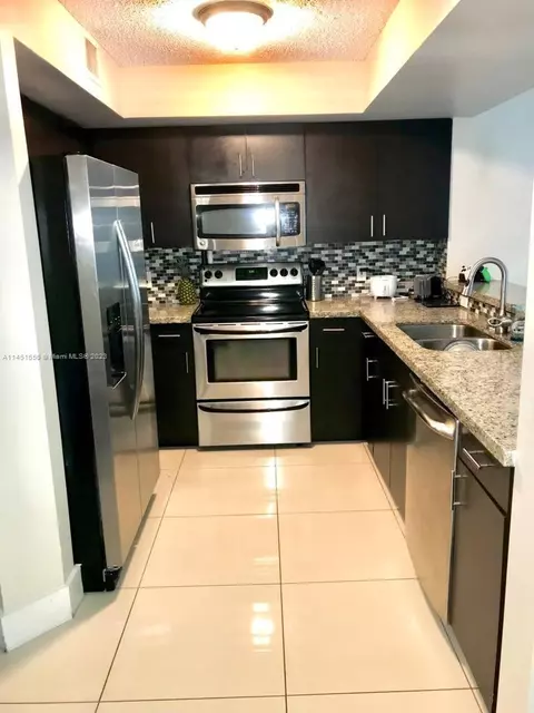 430 S Park Rd #3-302, Hollywood, FL 33021