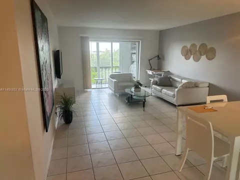 950 Hillcrest Dr #401, Hollywood, FL 33021
