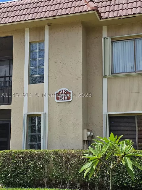 310 Lakeview Dr #104, Weston, FL 33326