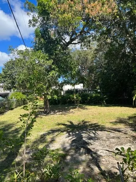 821 NE 120th St, Biscayne Park, FL 33161