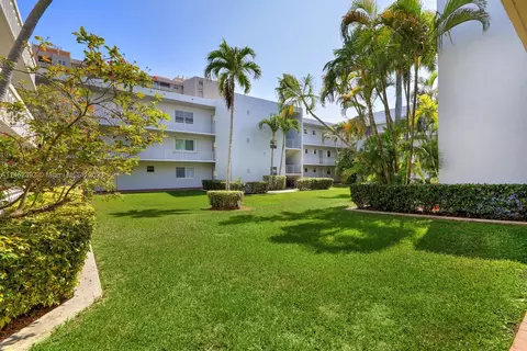 100 Edgewater Dr #205, Coral Gables, FL 33133