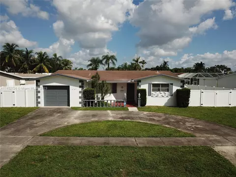 4707 Hayes St, Hollywood, FL 33021