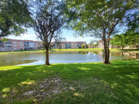 9750 Sunrise Lakes Blvd #109, Sunrise, FL 33322