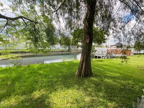 1612 W 72nd St, Hialeah, FL 33014