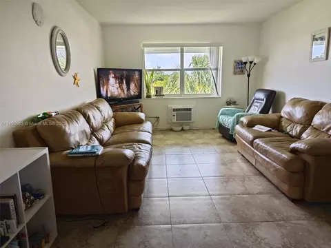 1150 E Sample Rd #310, Pompano Beach, FL 33064