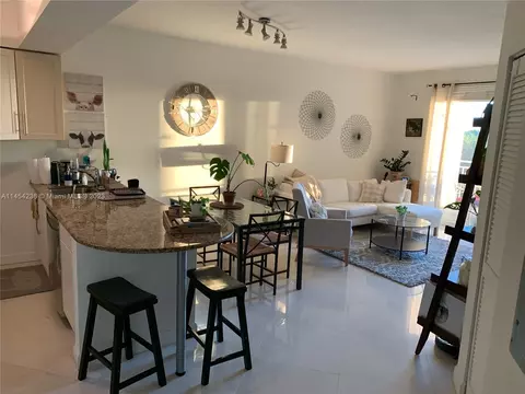 7280 SW 90th St #305, Miami, FL 33156
