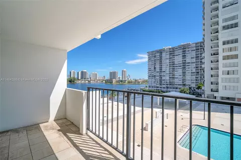 2780 NE 183rd St #504, Aventura, FL 33160