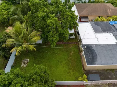View/Area - 925 E 29th St, Hialeah, FL 33013 photo 3 of 5