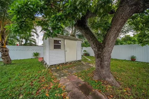 Exterior - 925 E 29th St, Hialeah, FL 33013 photo 9 of 10