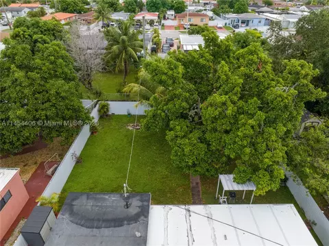 View/Area - 925 E 29th St, Hialeah, FL 33013 photo 2 of 5