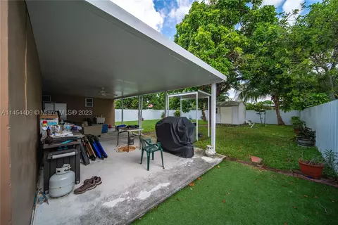 Exterior - 925 E 29th St, Hialeah, FL 33013 photo 5 of 10