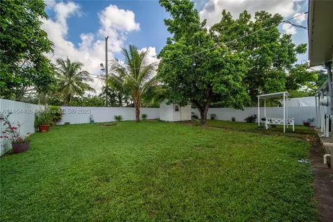 Exterior - 925 E 29th St, Hialeah, FL 33013 photo 7 of 10