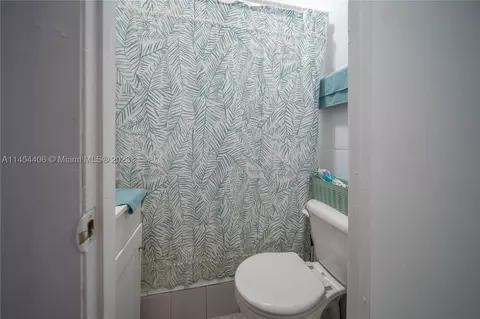 Bath - 925 E 29th St, Hialeah, FL 33013 photo 2 of 2