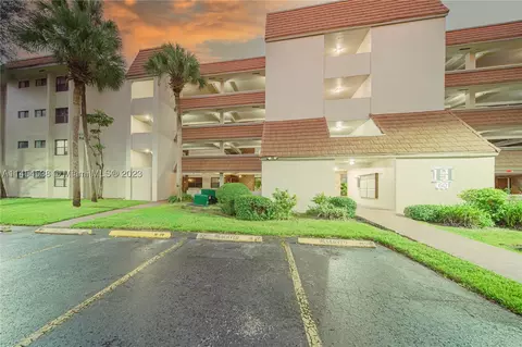 601 Ives Dairy Rd #103-8, Miami, FL 33179