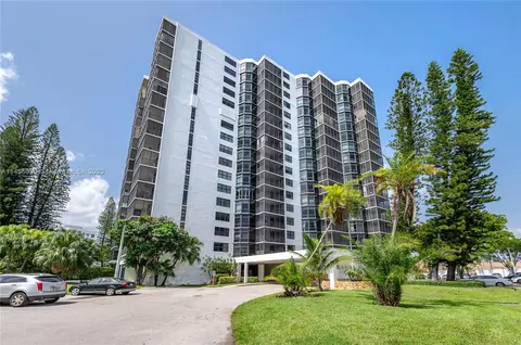20100 W Country Club Dr #709, Aventura, FL 33180