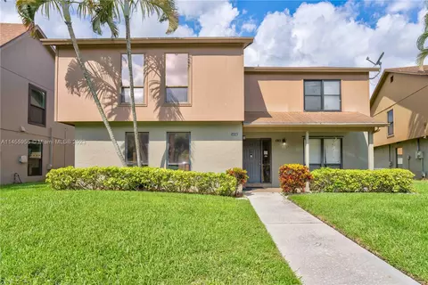 414 Sandtree Dr, Palm Beach Gardens, FL 33403