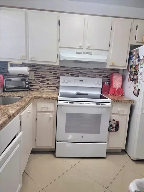8300 Sunrise Lakes Blvd #210, Sunrise, FL 33322