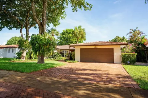 7403 Loch Ness Dr, Miami Lakes, FL 33014